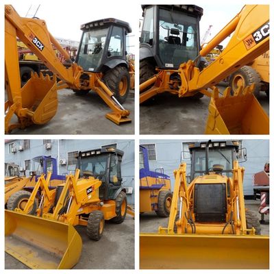 Tractopelle JCB 3CX d'occasion avec godet 4 en 1 de 74 CV pour travaux de voirie